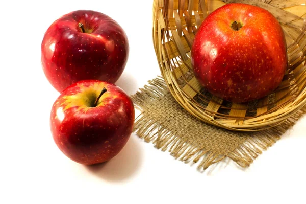 Äpfel auf begrenztem Hintergrund im Korb — Stockfoto