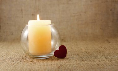 İyi bir ruh hali için arka plan olarak kokulu mum 