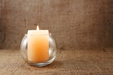 İyi bir ruh hali için arka plan olarak kokulu mum 