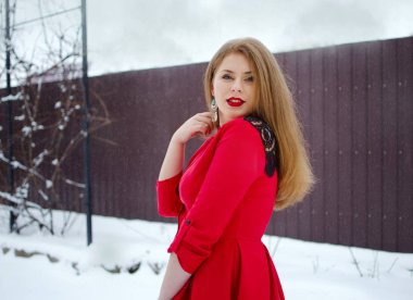 Genç gülümseyen kız kış 