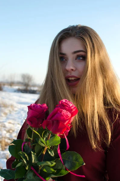 Giovane ragazza sorridente in inverno — Foto Stock