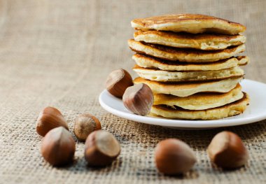 Fried gözlemeler tatlılar bir plaka üzerinde bir dağ 