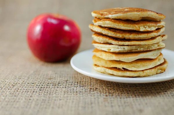 Fried pancakes are a mountain on a plate of sweets — Stock Photo, Image