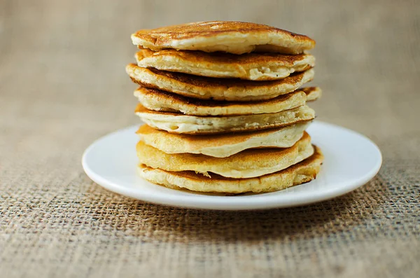 Fried pancakes are a mountain on a plate of sweets — Stock Photo, Image