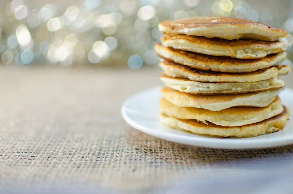 Pfannkuchen sind ein Berg auf einem Teller mit Süßigkeiten — Stockfoto