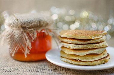Fried gözlemeler tatlılar bir plaka üzerinde bir dağ 