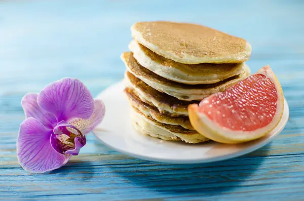 Pfannkuchen sind ein Berg auf einem Teller mit Süßigkeiten — Stockfoto