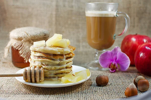 Pfannkuchen sind ein Berg auf einem Teller mit Süßigkeiten — Stockfoto