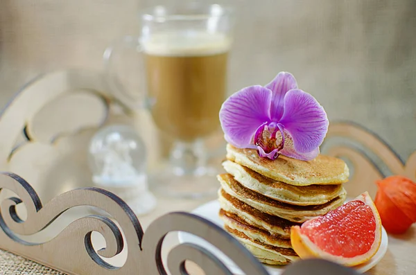 Pfannkuchen sind ein Berg auf einem Teller mit Süßigkeiten — Stockfoto