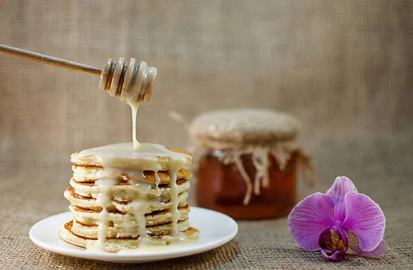 Fried pancakes are a mountain on a plate of sweets — Stock Photo, Image