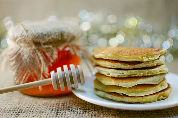 Pfannkuchen sind ein Berg auf einem Teller mit Süßigkeiten — Stockfoto