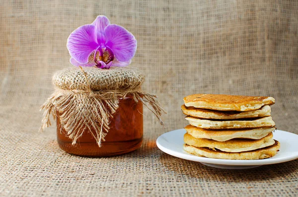 Fried pancakes are a mountain on a plate of sweets — Stock Photo, Image