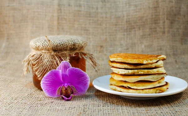 Fried pancakes are a mountain on a plate of sweets — Stock Photo, Image