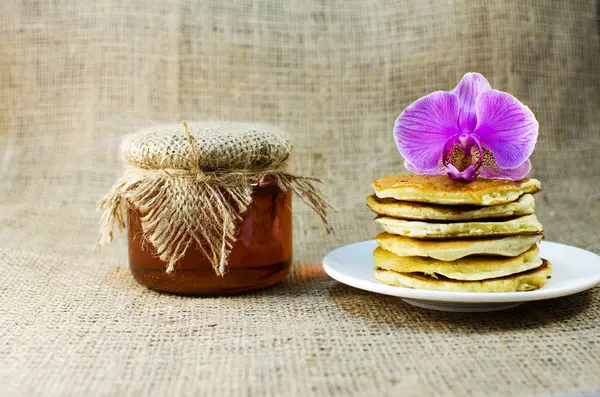 Pfannkuchen sind ein Berg auf einem Teller mit Süßigkeiten — Stockfoto