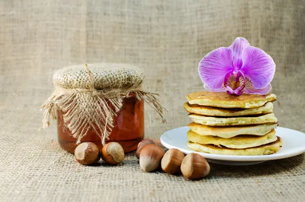 Pfannkuchen sind ein Berg auf einem Teller mit Süßigkeiten — Stockfoto