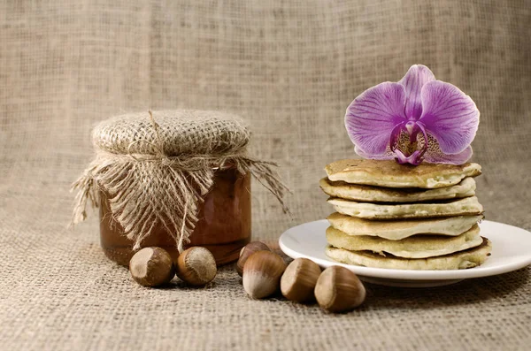 Pfannkuchen sind ein Berg auf einem Teller mit Süßigkeiten — Stockfoto