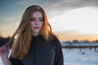 Genç gülümseyen kız açık havada kışın