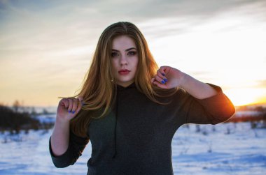 Genç gülümseyen kız açık havada kışın