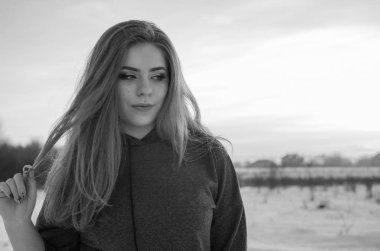 Genç gülümseyen kız kış 