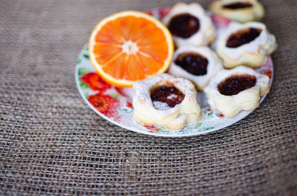 Домашнее печенье на столе в тарелке для вкусной — стоковое фото