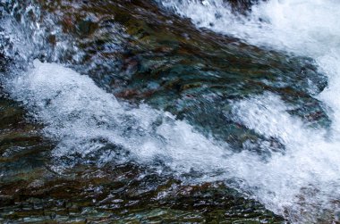 Buzlu ve fırtınalı bir wat dağlarda bir dere akar