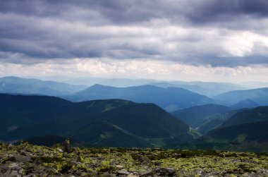 Ukrayna'da Karpat Dağları üzerinde peyzaj 