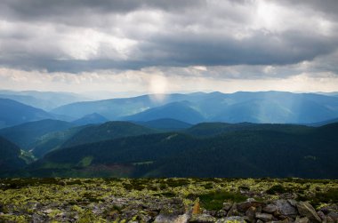 Ukrayna'da Karpat Dağları üzerinde peyzaj 