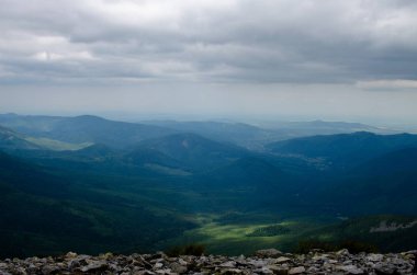 Ukrayna'da Karpat Dağları üzerinde peyzaj 