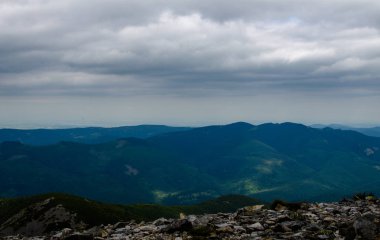 Ukrayna'da Karpat Dağları üzerinde peyzaj 