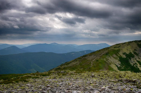 Le paysage sur les Carpates en Ukraine — Photo