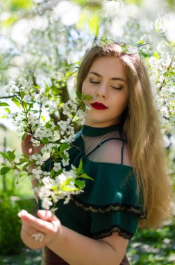 Temiz havada bahar güzel mutlu kız 