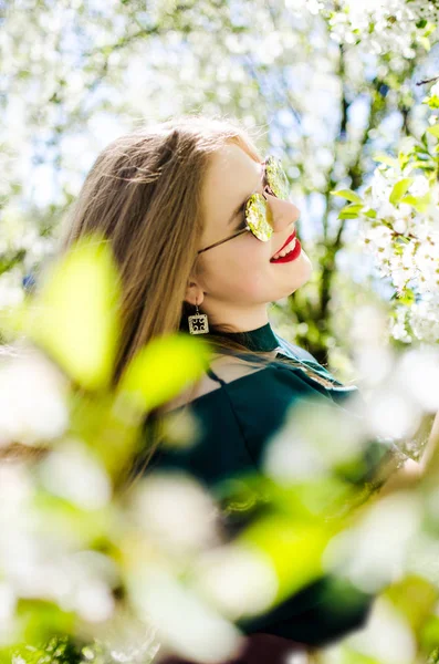 Hermosa chica feliz en la primavera en el aire fresco — Foto de Stock