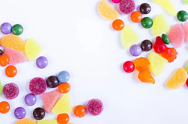 Doces coloridos espalhados em um limitado — Fotografia de Stock