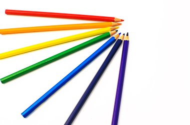 Grafik çizmek için sınırlı bir arkaplanda renkli kalemler 