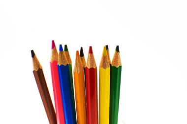 Grafik çizmek için sınırlı bir arkaplanda renkli kalemler 