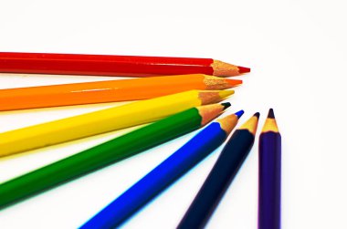 Grafik çizmek için sınırlı bir arkaplanda renkli kalemler 