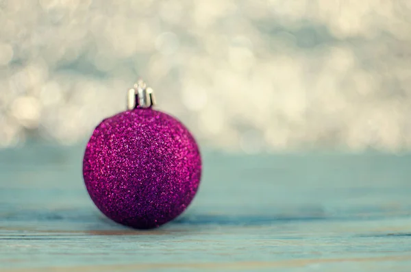 Karácsonyi díszek, karácsonyfa, labdák, koszorúk a boldog — Stock Fotó