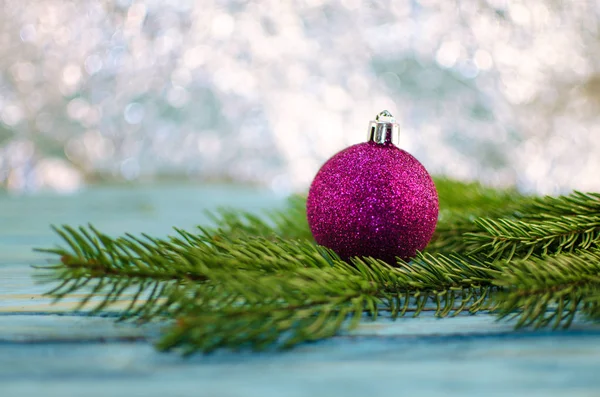 Adornos de Navidad, Árbol de Navidad, bolas, guirnaldas para un feliz —  Fotos de Stock