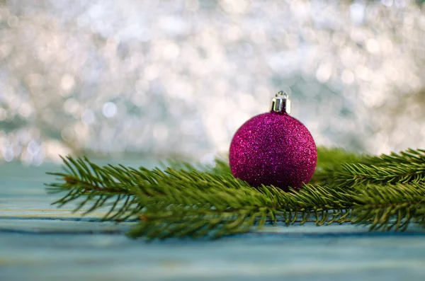 Julprydnader, julgran, bollar, kransar för en lycklig — Stockfoto