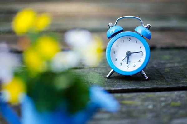 A small alarm clock gives a signal — Stock Photo, Image