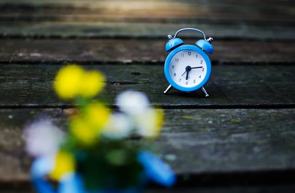 A small alarm clock gives a signal — Stock Photo, Image