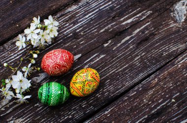 Paskalya için, Paskalya yumurtalarıyla bir festival masasını dekore etmek bir Ukrayna geleneğidir.