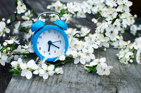 Small Alarm Clock Gives Signal Morning Rise — Stock Photo, Image