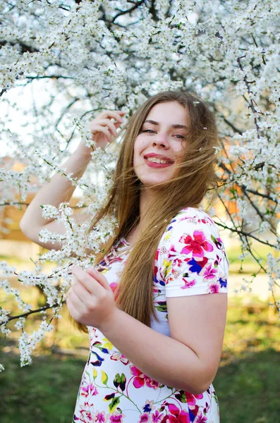 Lycklig Flicka Med Långt Hår Går Våren Utomhus — Stockfoto