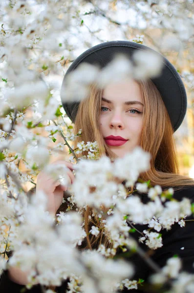 Menina Feliz Com Cabelos Longos Andando Primavera Livre — Fotografia de Stock