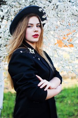 Baharda açık havada yürüyen uzun saçlı mutlu kız.