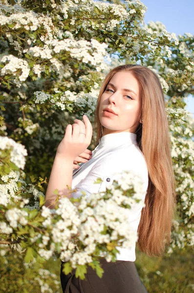 Fille Heureuse Avec Les Cheveux Longs Marchant Printemps Extérieur — Photo