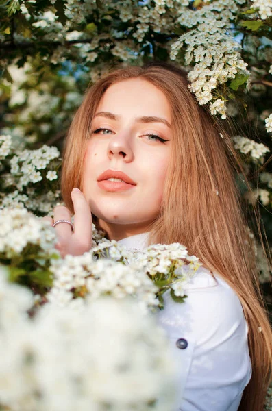 Ragazza Felice Con Capelli Lunghi Che Camminano Primavera All Aperto — Foto Stock