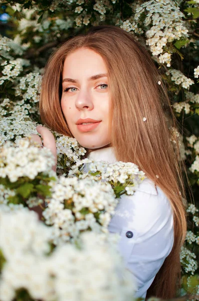 Fille Heureuse Avec Les Cheveux Longs Marchant Printemps Extérieur — Photo