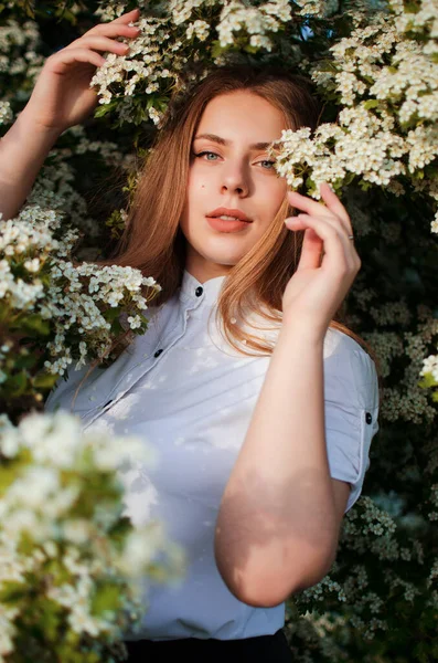 Ragazza Felice Con Capelli Lunghi Che Camminano Primavera All Aperto — Foto Stock